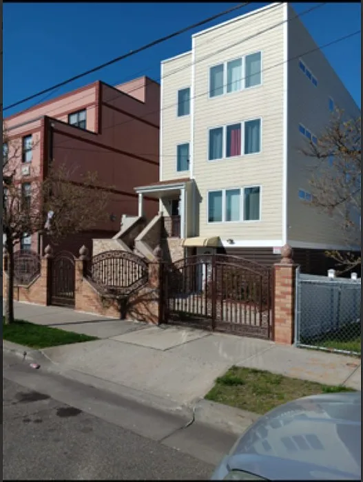 3 bed, 1000 sqft, $3,811 — Photo 1
