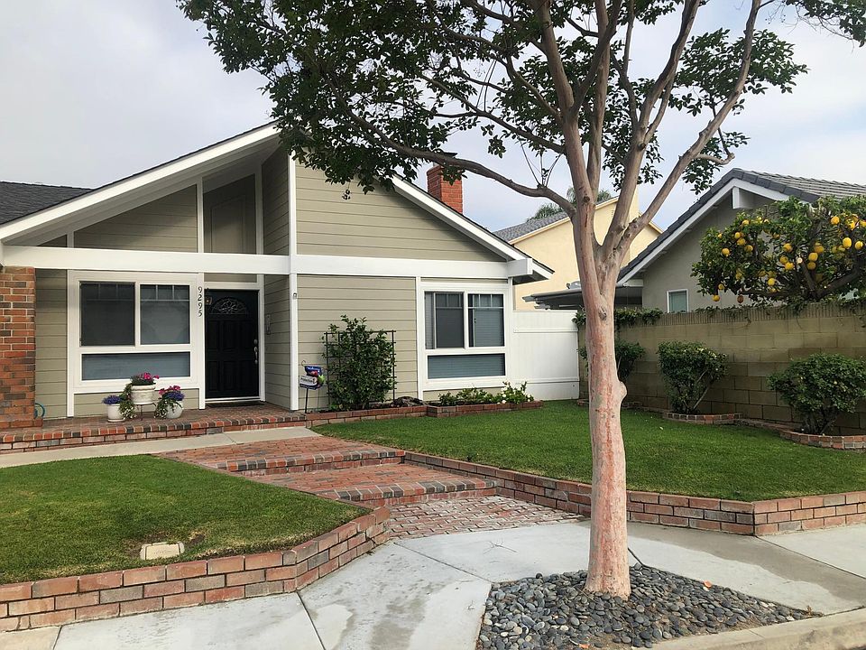 Front of the home - Faces East - Sprinklers on timer, and gardener included.