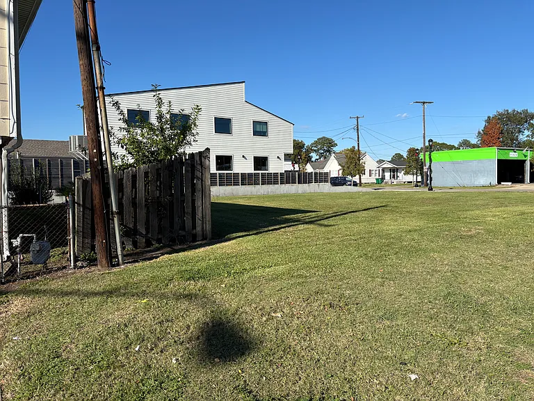 813 Westbank Expy — Photo 2