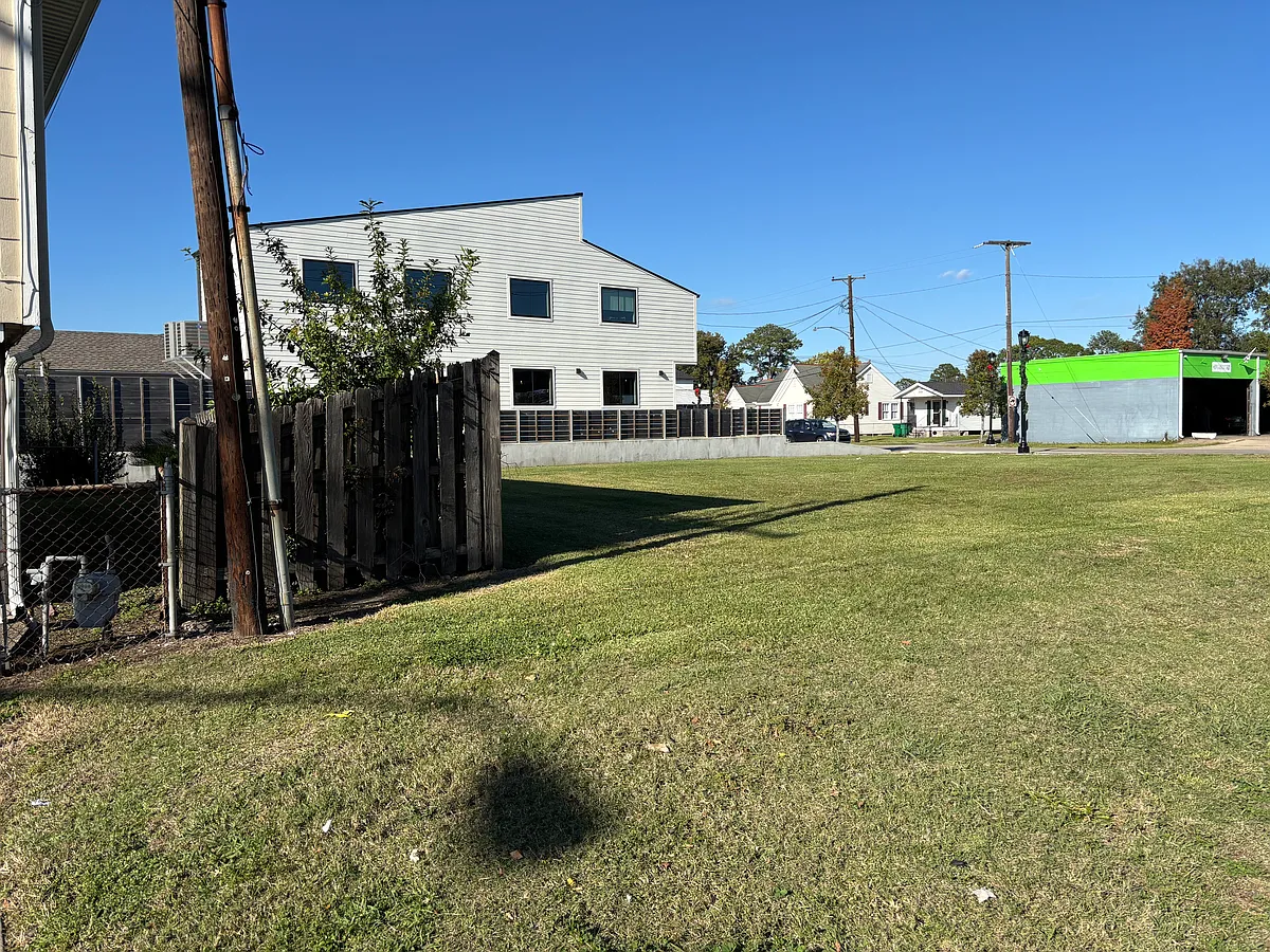 Building Photo - 813 Westbank Expy