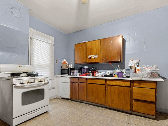 5th image of 828 N Winnebago St