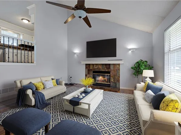 2400 NE Dale Hunter Dr, Lees Summit, MO 64086