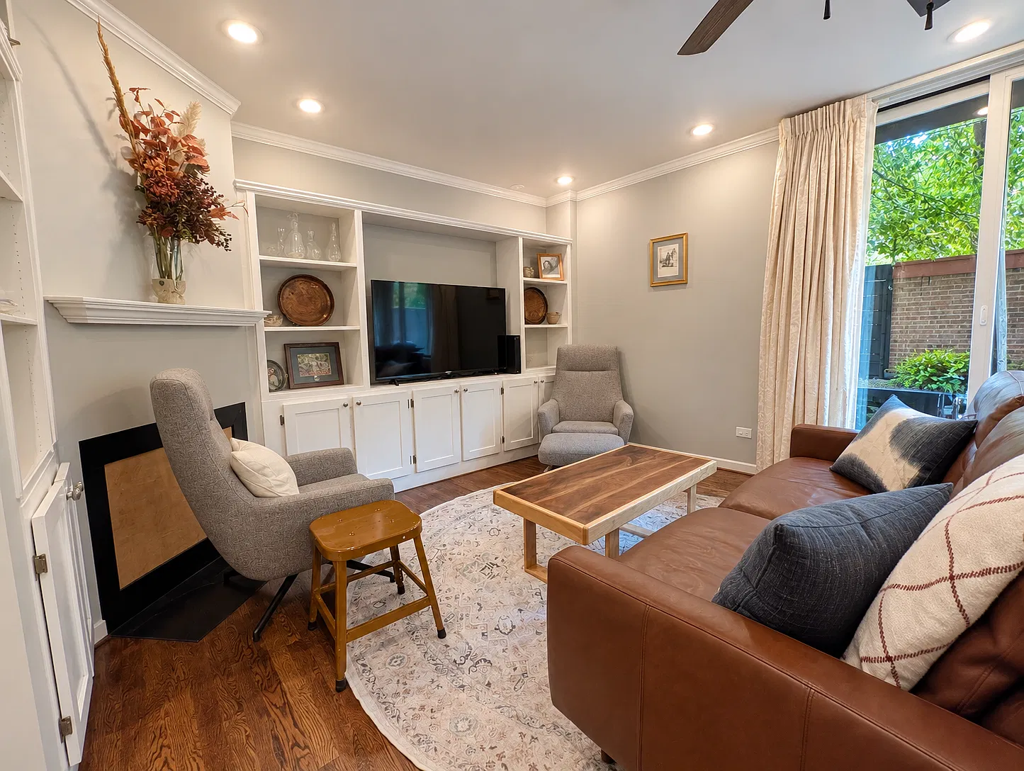 417 W Grant Pl — Photo 2