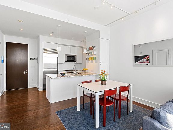 4th image of 210 S 25th St #905