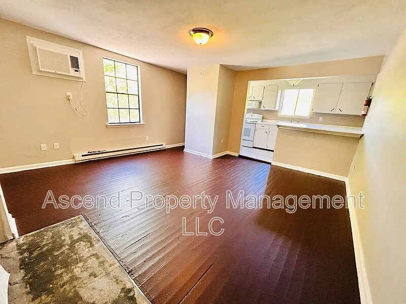 3 bed, 1.0 bath, $1,200 — Photo 4