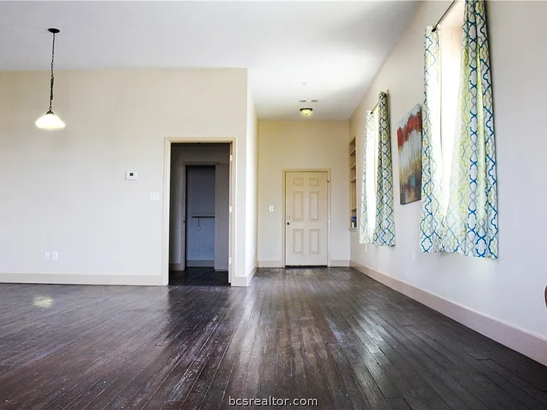 100 E Buck St #B — Photo 13