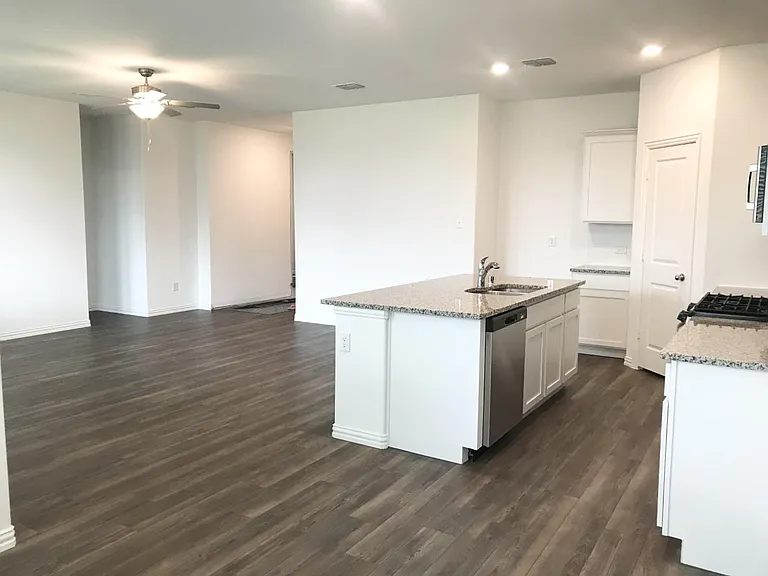 506 Saffron St — Photo 7