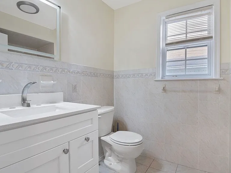 31-33 Chester Ave #2 — Photo 17