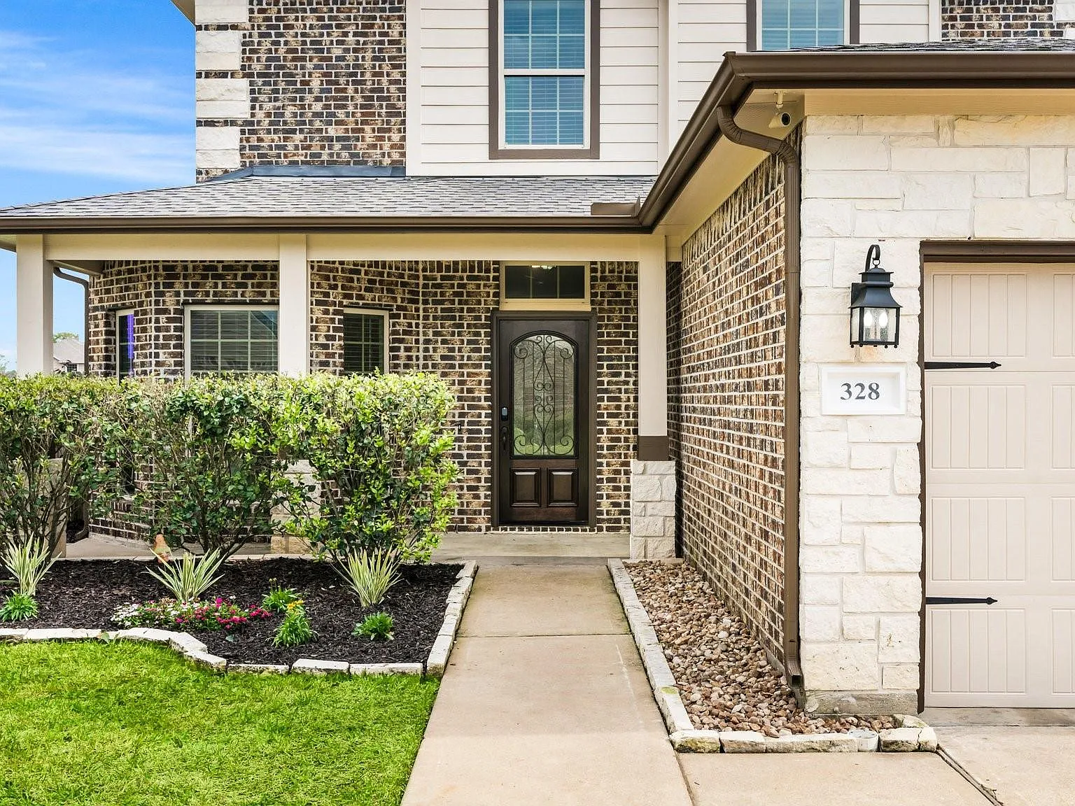3 bed, 3.5 bath, 2269 sqft, $2,300 — Photo 3
