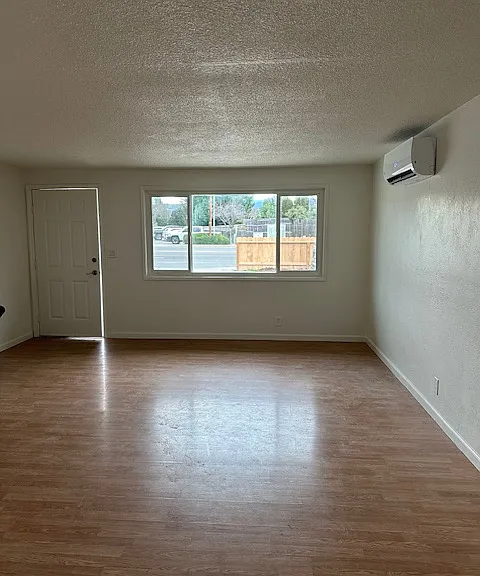 1733 Crater Lake Ave — Photo 2