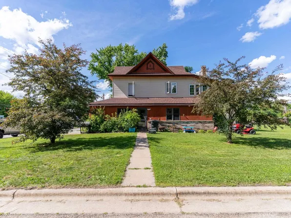 304 E 4th St, Manawa, WI 54949