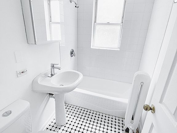 5th image of 691 W Wrightwood Ave #3W