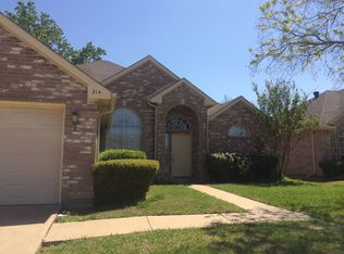 214 E Lynn Creek Dr, Arlington, TX 76002