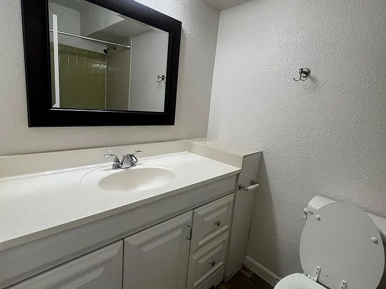 1037 E 44th St #205 — Photo 6