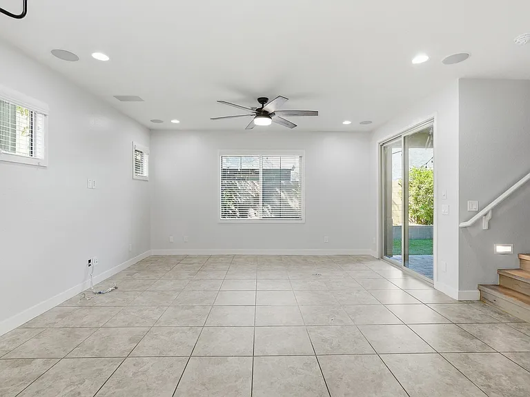 216 E Beatryce St — Photo 18