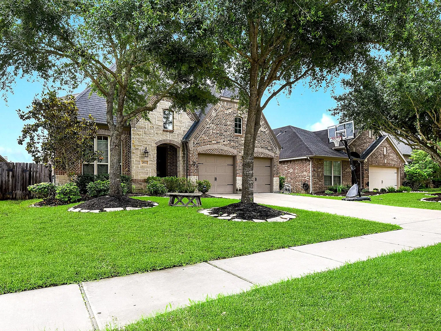 4 bed, 2.5 bath, 2768 sqft, $3,100 — Photo 2