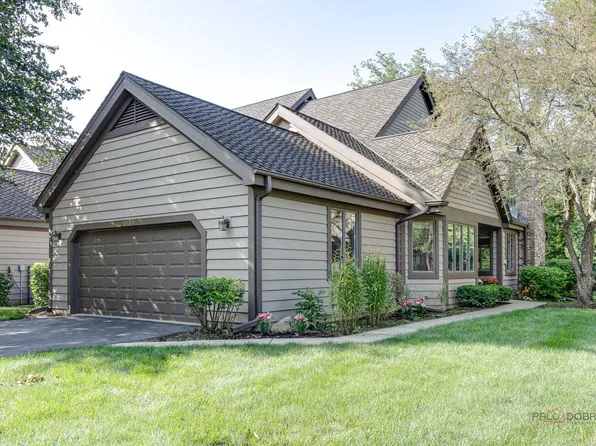 2004 Forest Creek Ln #22-11, Libertyville, IL 60048