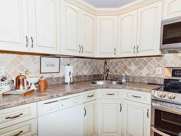 5th image of 726 Hilltop Ct