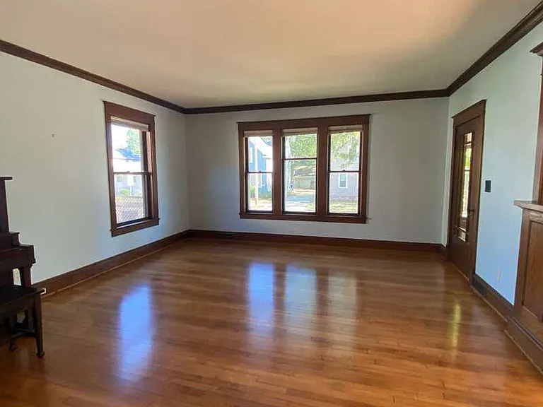 1009 N Oneida St — Photo 6