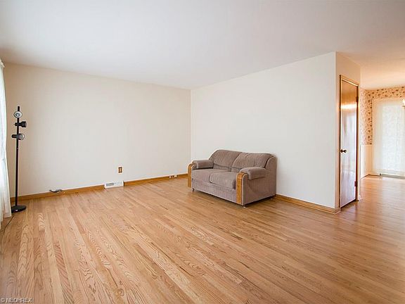 4th image of 375 Sterling Cir