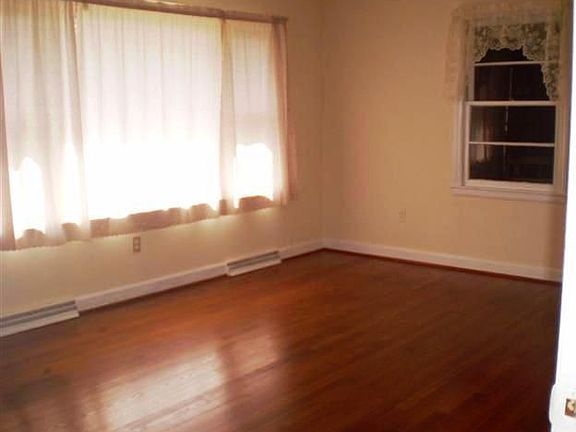 Living  w/ hardwoood floors