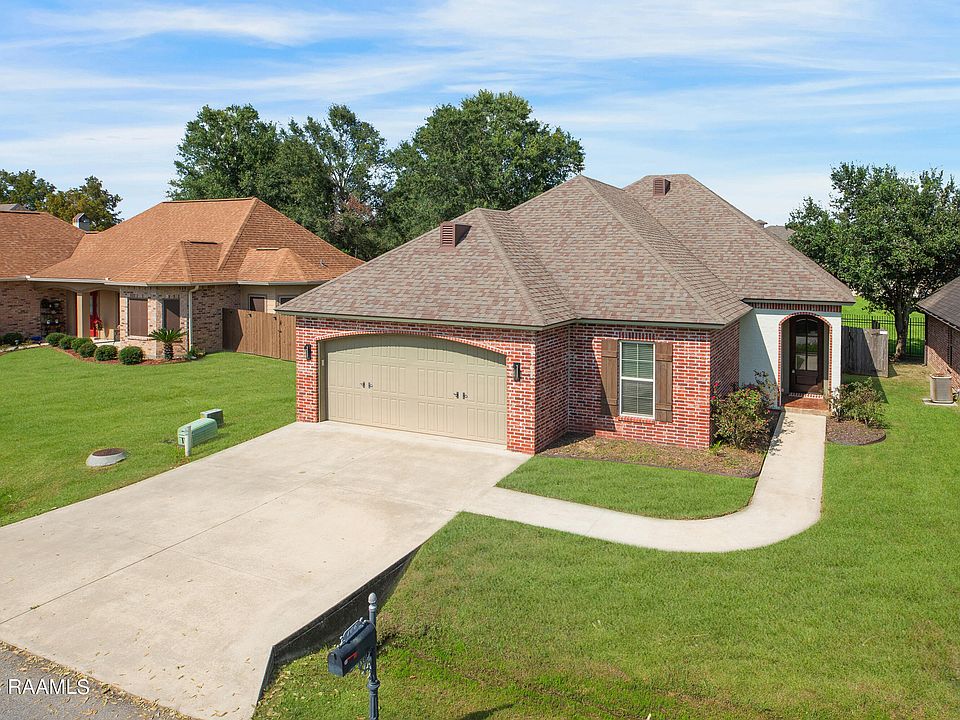 1st image of 106 Clover Leaf Dr