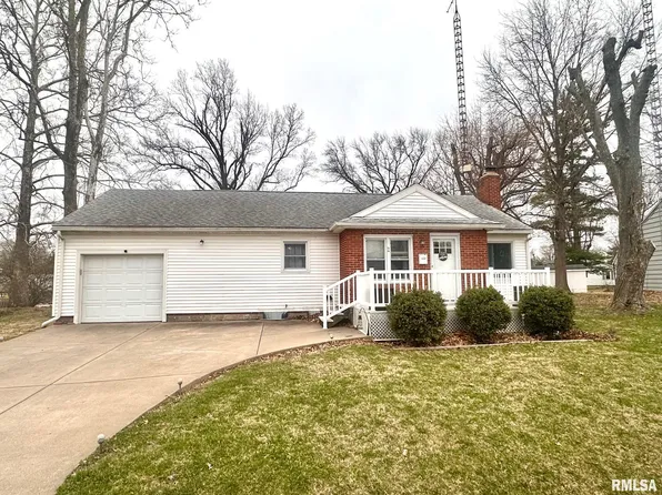 2 S Crescent Dr, Jacksonville, IL 62650