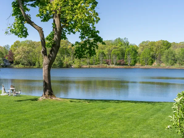 7 Waterside Lane, West Hartford, CT 06107
