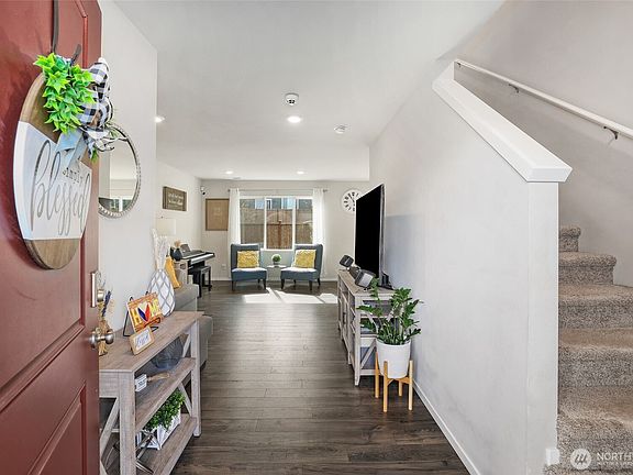 3rd image of 10722 185th Street E