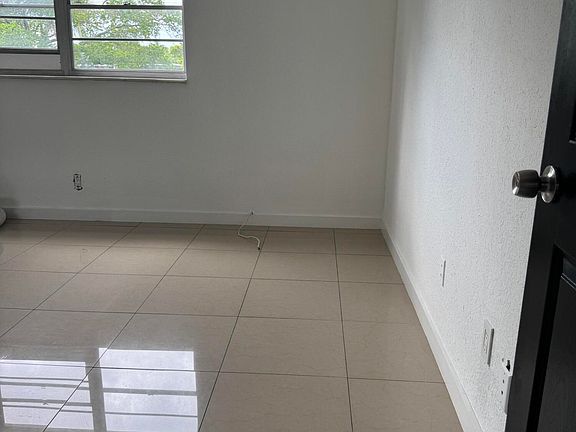 4th image of 340 NW 19th St APT 200