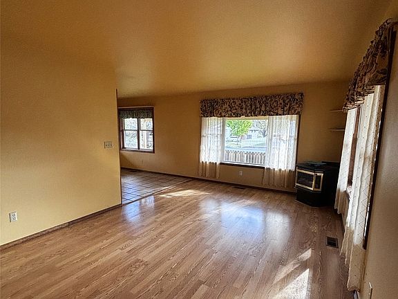 5th image of 502 E Day Street