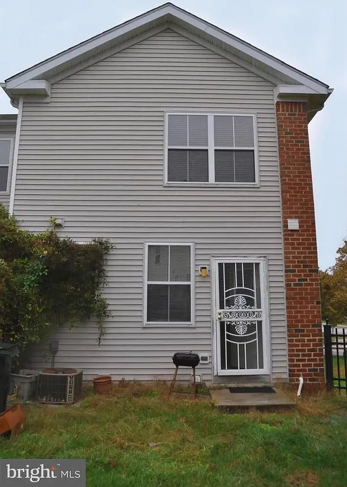 3 bed, 2.5 bath, 1600 sqft, $2,200 — Photo 4