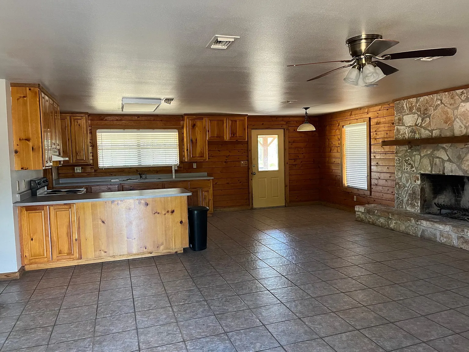 2 bed, 1200 sqft, $1,500 — Photo 2