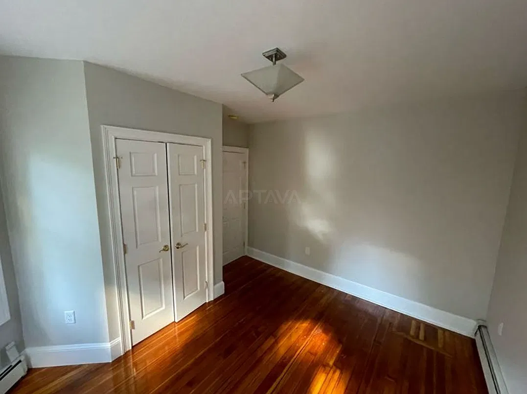 4 bed, $5,000 — Photo 2