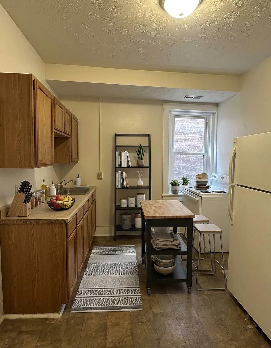 1 bed, 1.0 bath, 700 sqft, $1,050 — Photo 3