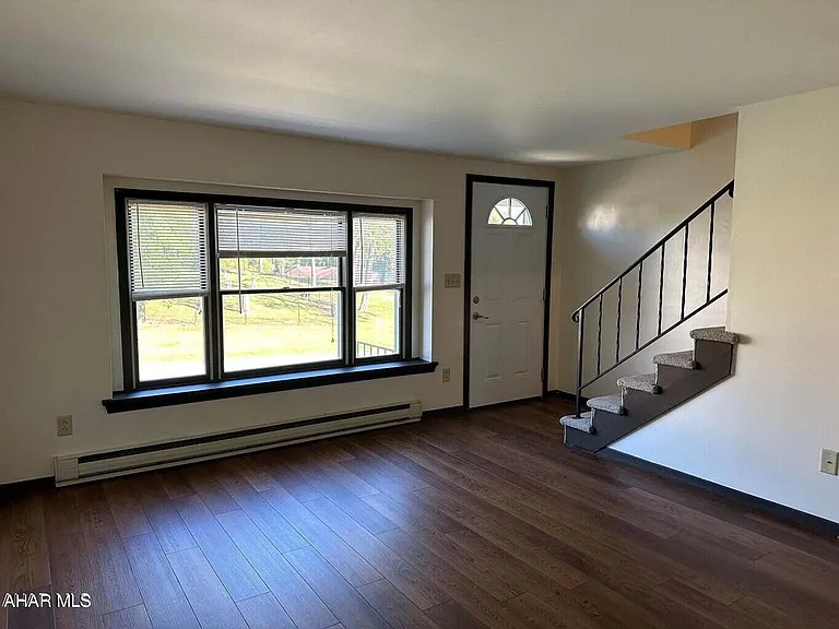 591 Harvest View Ln — Photo 2