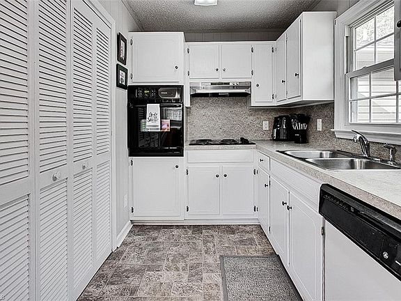 2nd image of 404 Kennedy Farm Rd S