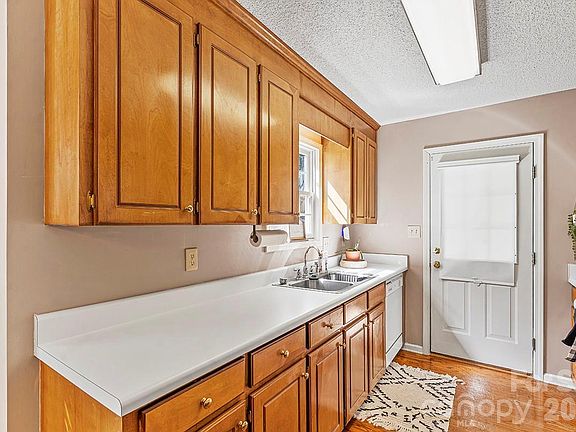 5th image of 106 Thistle Ct