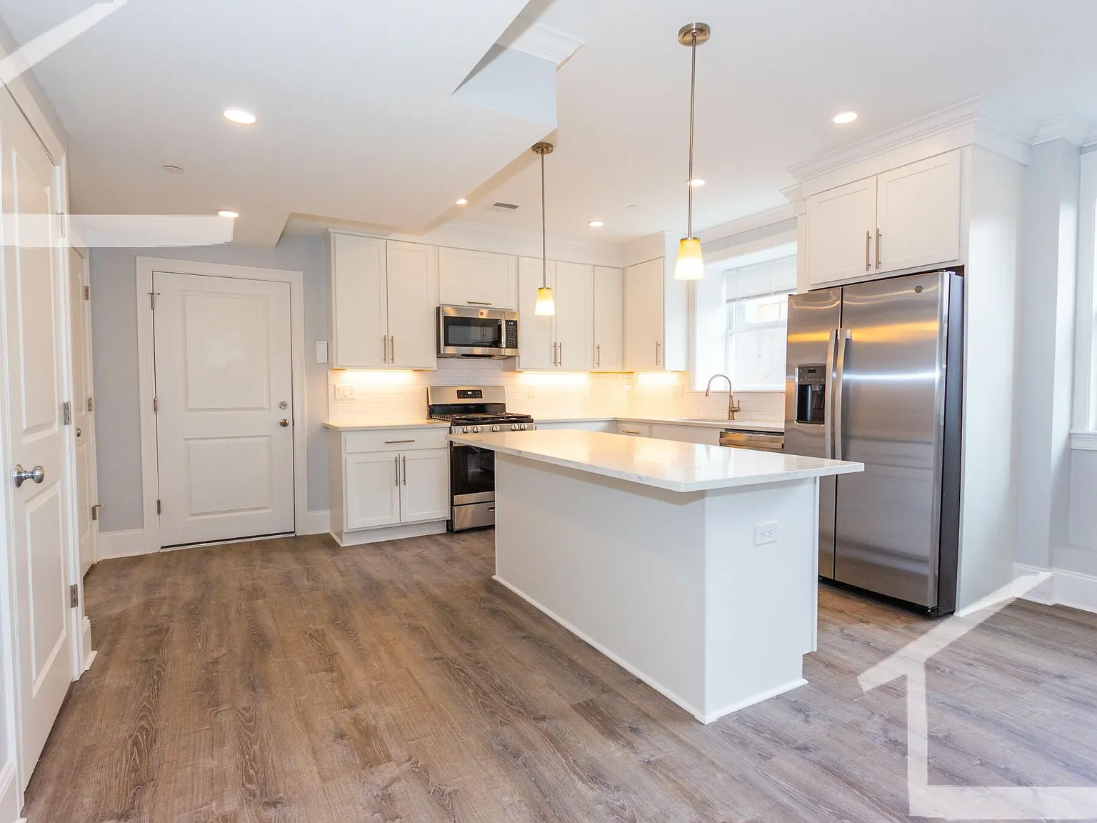 4 bed, 2000 sqft, $5,600 — Photo 4