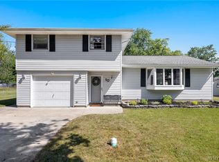 10 Meadow Lea Dr, Lancaster, NY 14086