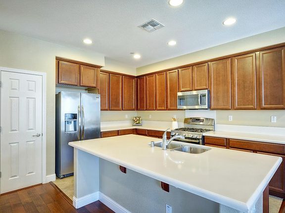 Large island with sink.
Side by Side refrigerator.
Gas stove.
