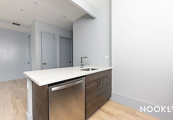 5th image of 522 Evergreen Ave #4B