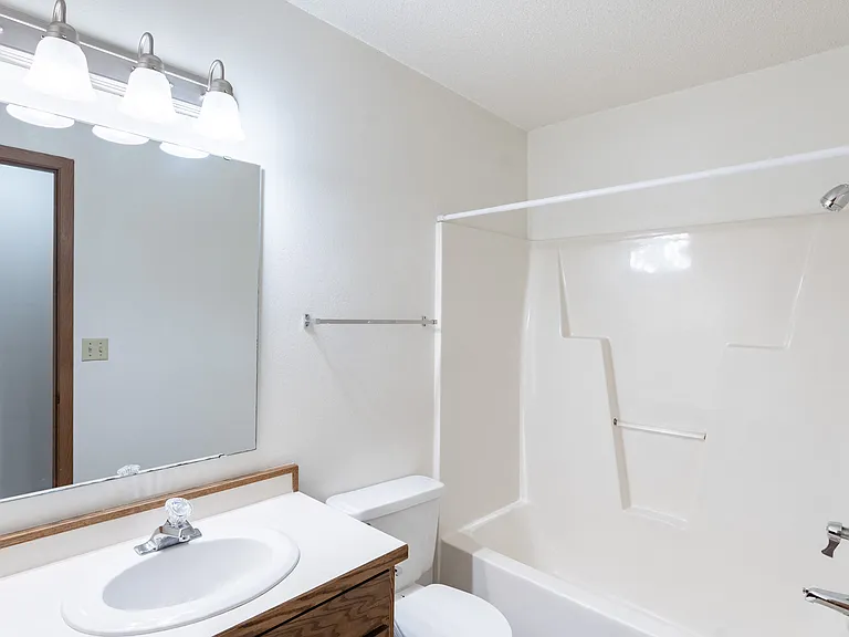 Fargo, ND Rosegate Apartments | 01D | Bathroom