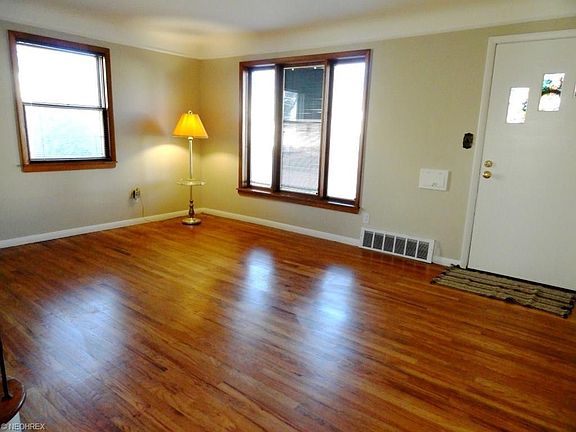 3rd image of 838 E 220th St