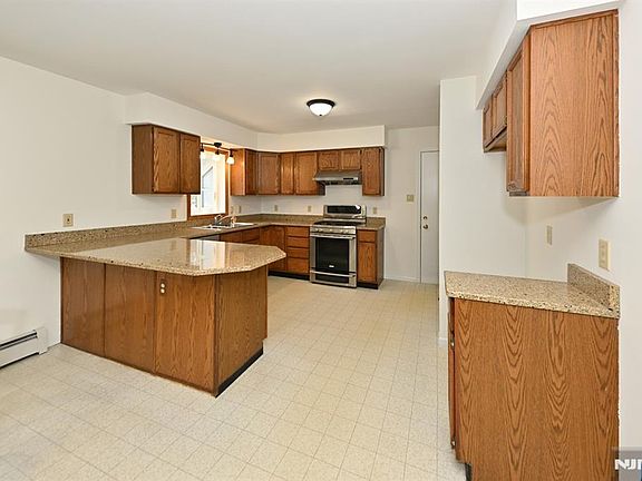 4th image of 468 Old Tappan Rd