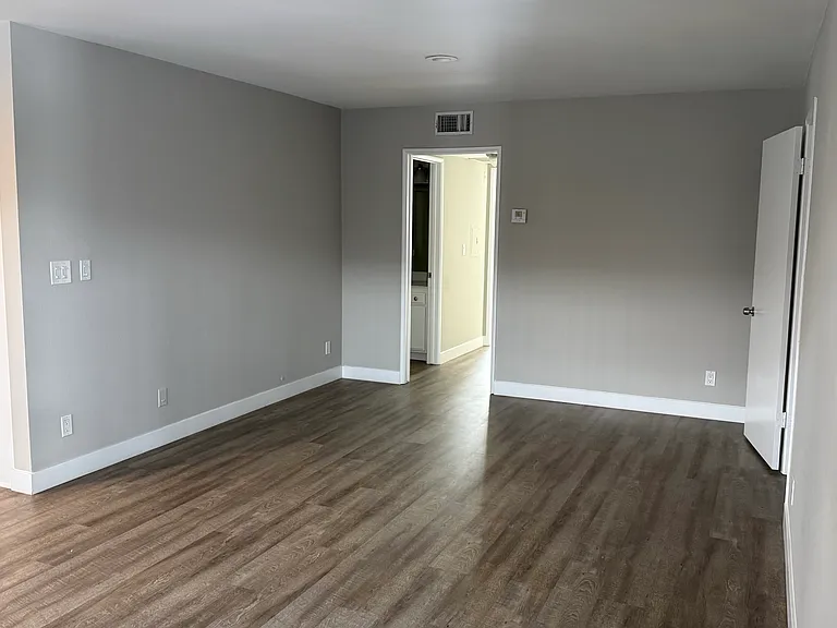 Burbank Apartments — Photo 15