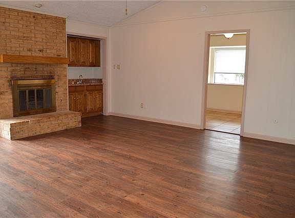 3rd image of 410 Sumner Dr