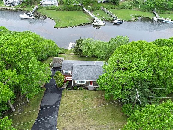 3rd image of 171 Edgewater Dr W