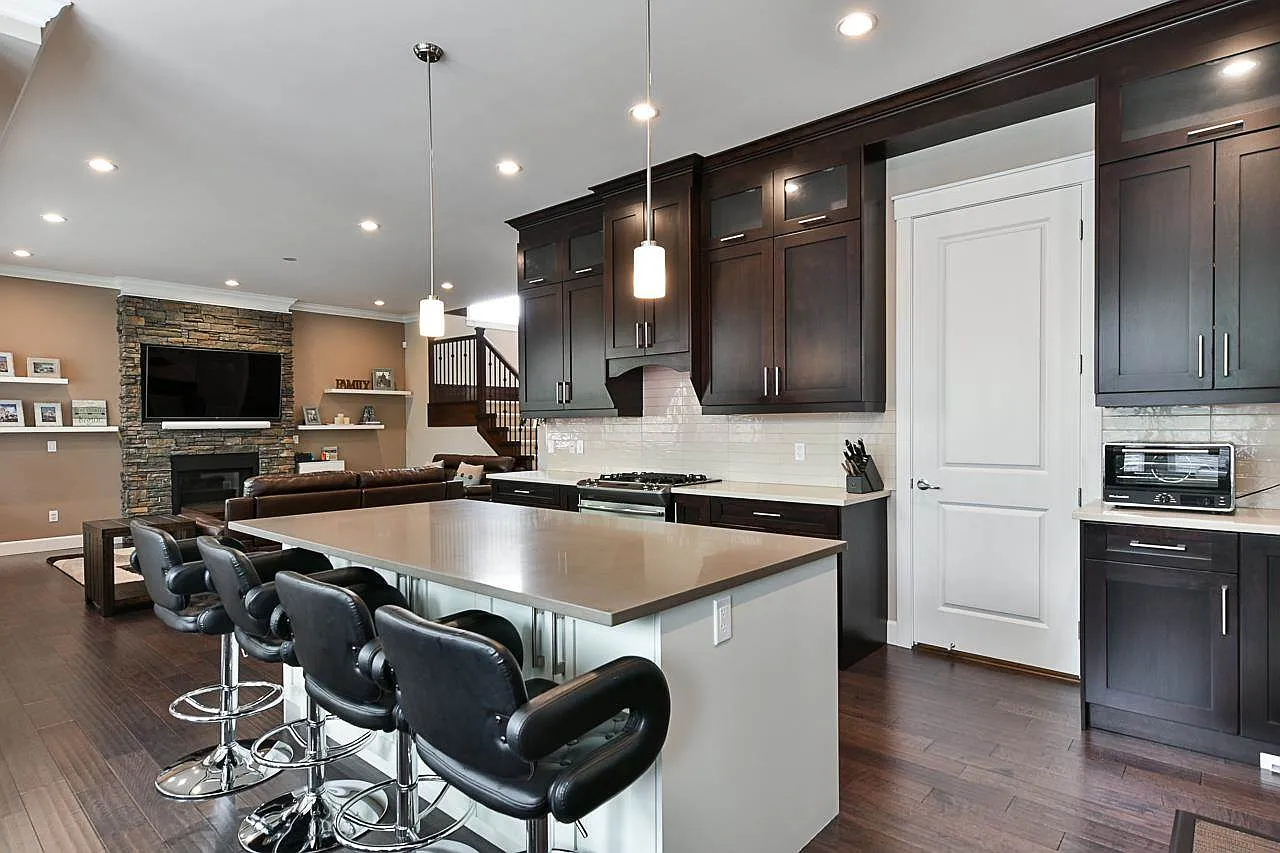 5 bed, 2.5 bath, 2500 sqft, $4,300 — Photo 2