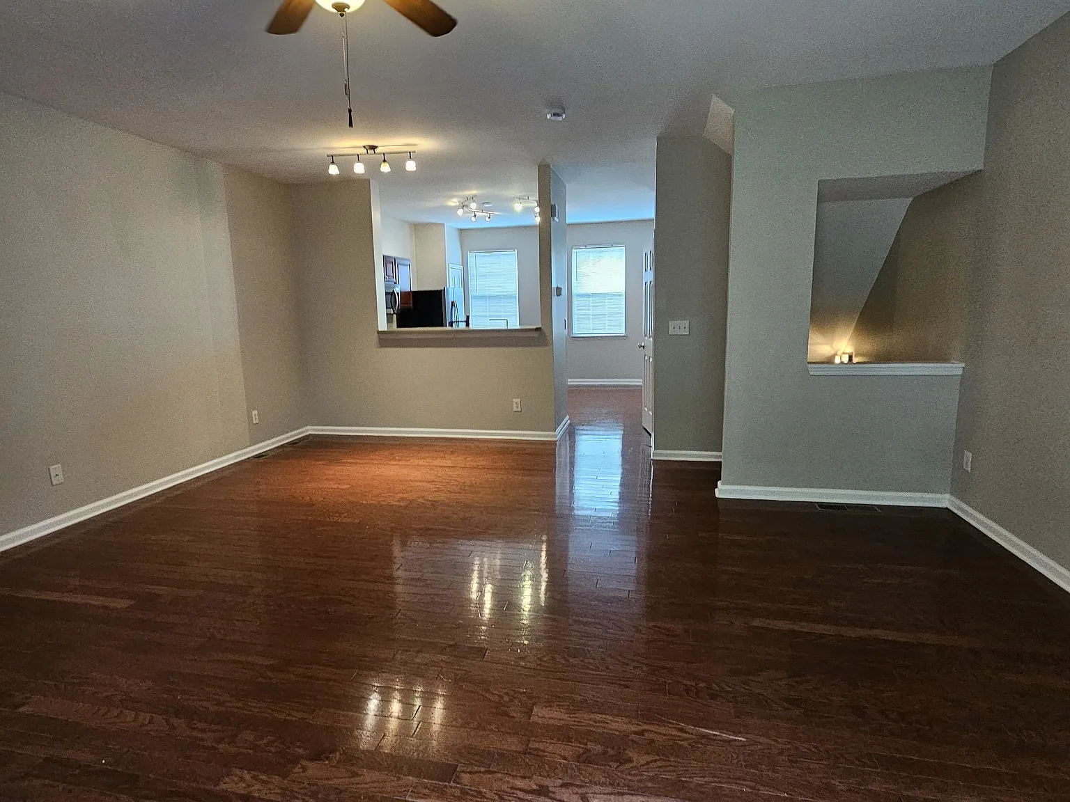 3 bed, 2.5 bath, 1780 sqft, $1,900 — Photo 2